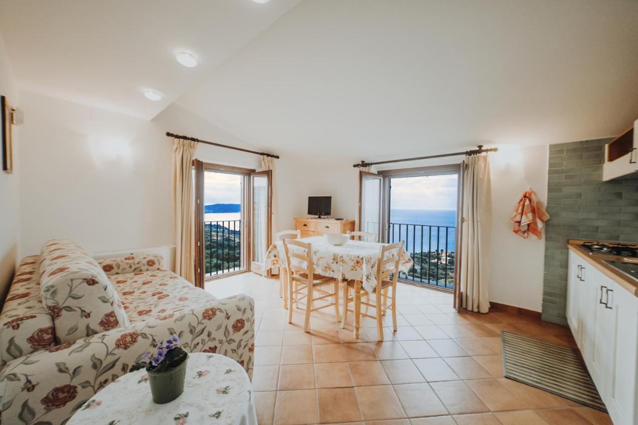 Residenza Golfo Degli Ulivi Aparthotel Caprioli Exterior photo